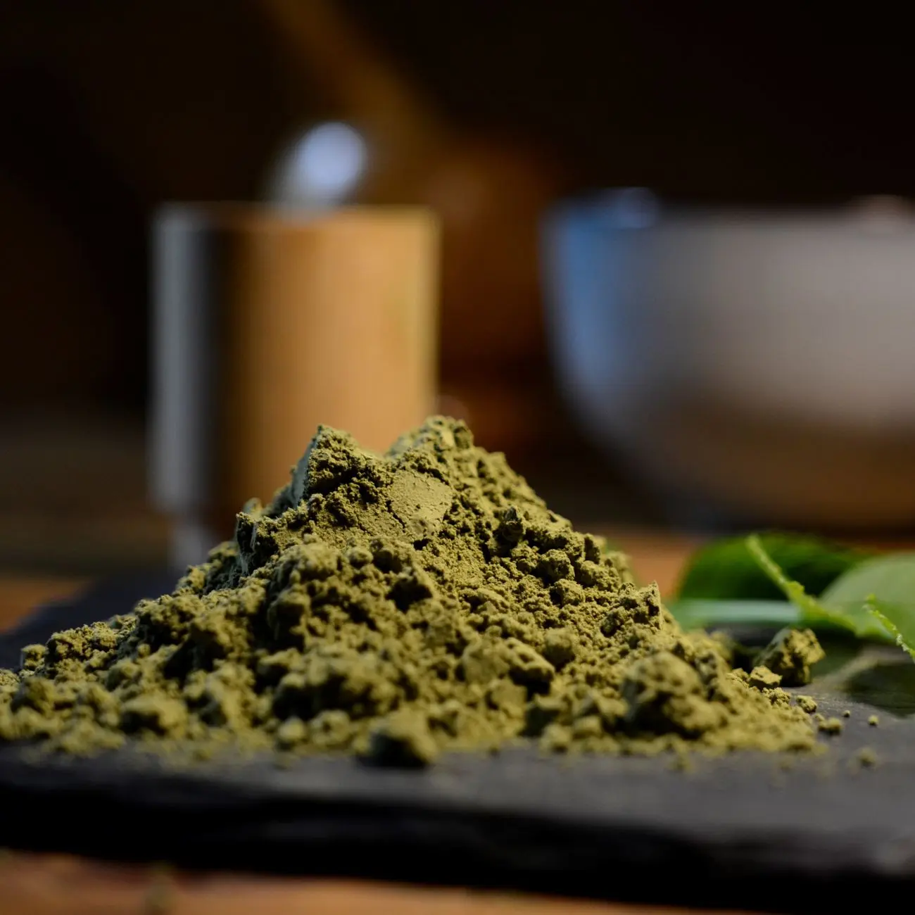 高质量的绿粉末特写，背景为模糊的板岩表面。
